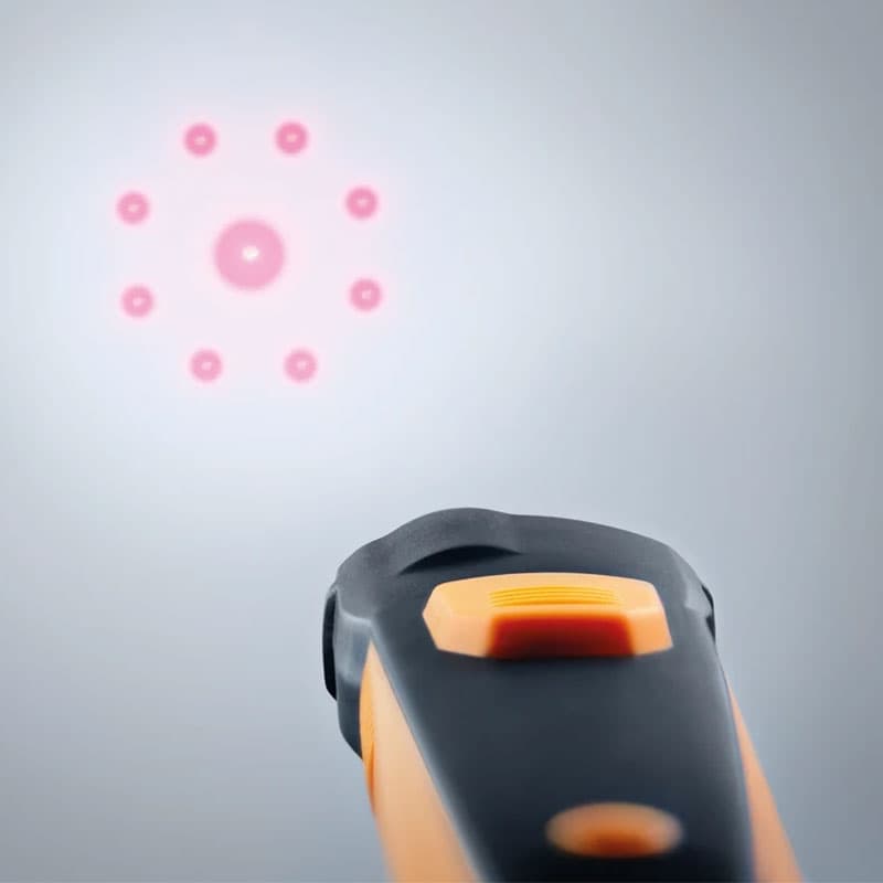 Testo 805i projecting red circular laser marker to indicate temperature measurement spot.