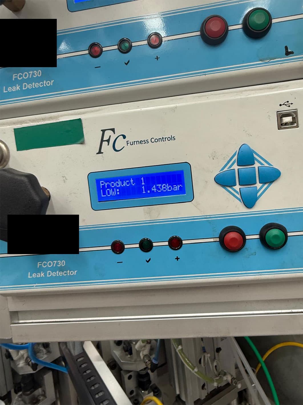 Furness Controls FC0730 leak detector displaying a low-pressure reading of 1.438 bar during calibration.